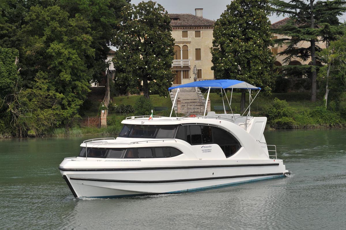 Minuetto6+ - River boat hire Italy & Boat hire in Italy Veneto Casale Sul Sile 4