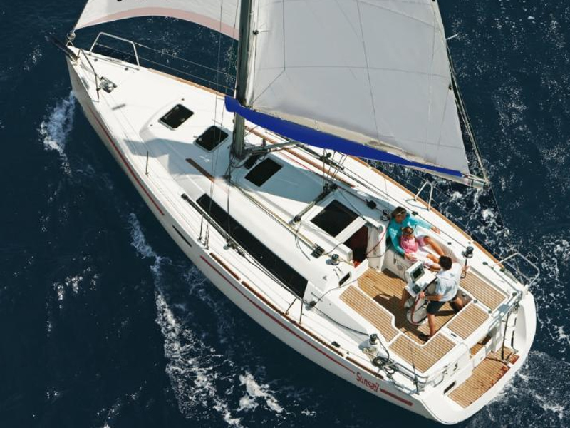 Oceanis 311 - Yacht Charter Procida & Boat hire in Italy Procida Marina di Procida 2