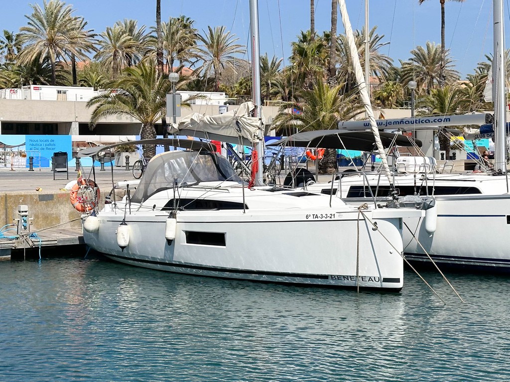 Oceanis 30.1 - Yacht Charter Barcelona & Boat hire in Spain Catalonia Costa Brava Barcelona Barcelona Port Olimpic 2