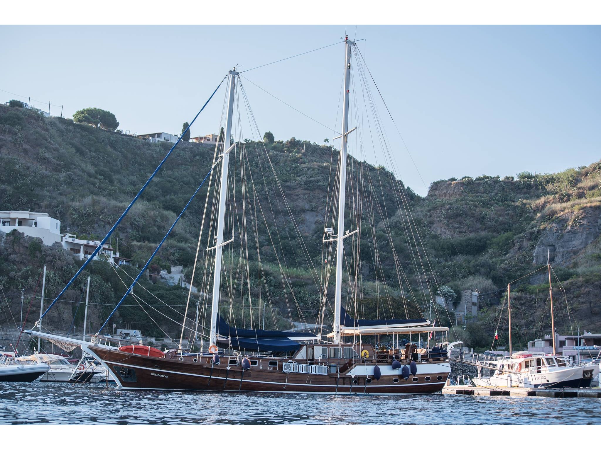 Gulet - Location de Goélette dans le Monde Entier & Boat hire in Italy Sicily Aeolian Islands Lipari Lipari 2
