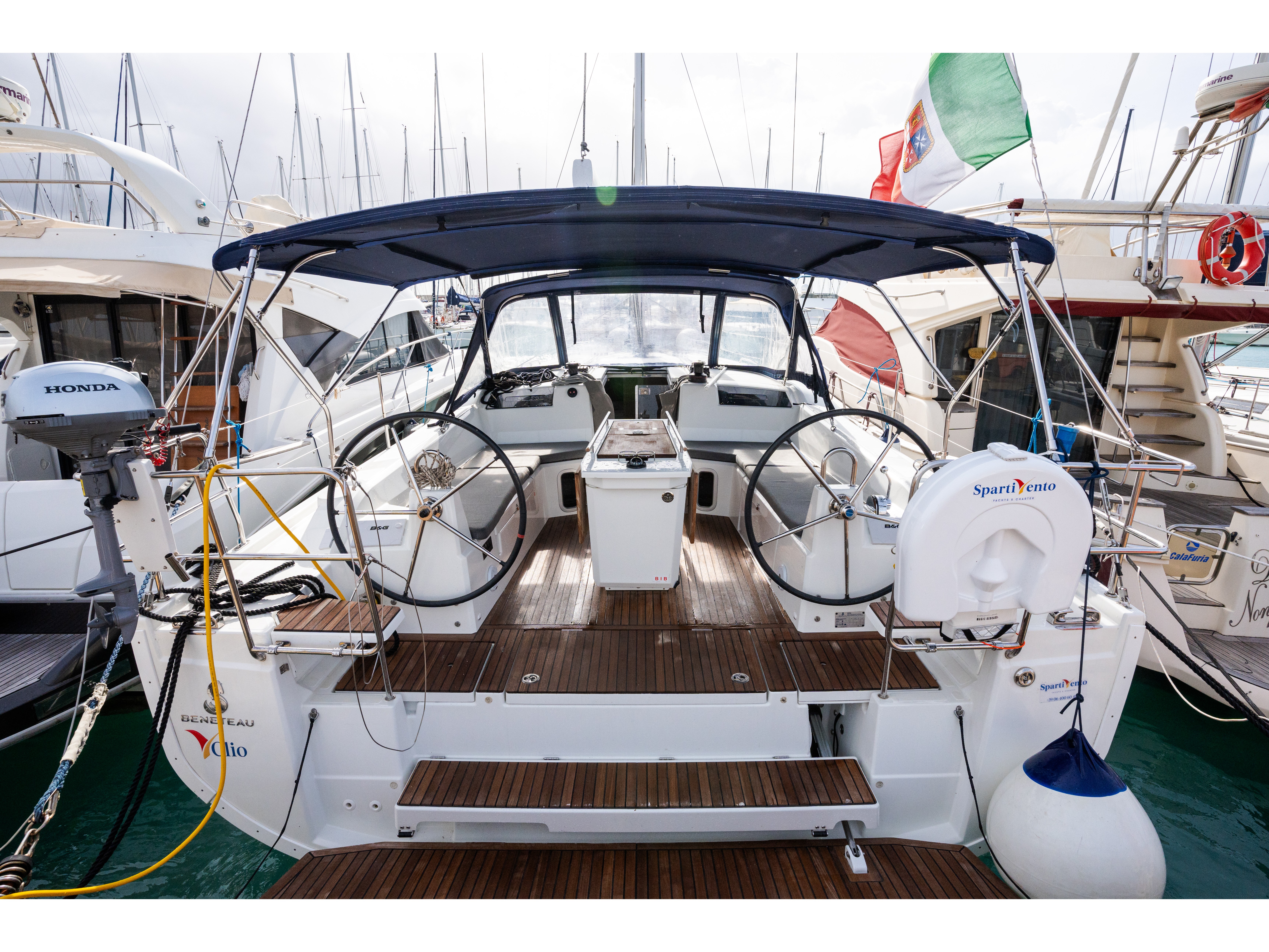 Oceanis 40.1 - Yacht Charter Tuscany & Boat hire in Italy Tuscany Castiglioncello Marina Cala de' Medici 2