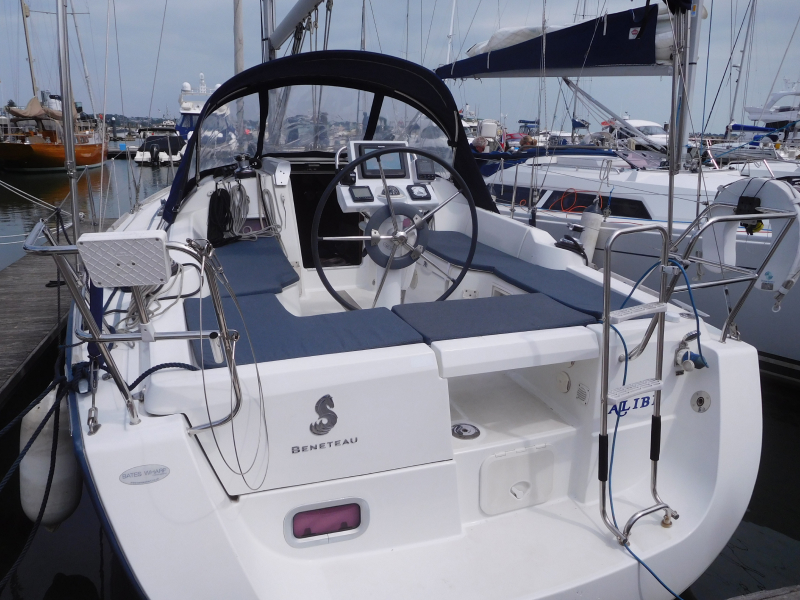 Oceanis 31 - Sailboat Charter United Kingdom & Boat hire in United Kingdom England Poole Poole Quay Boat Haven 2
