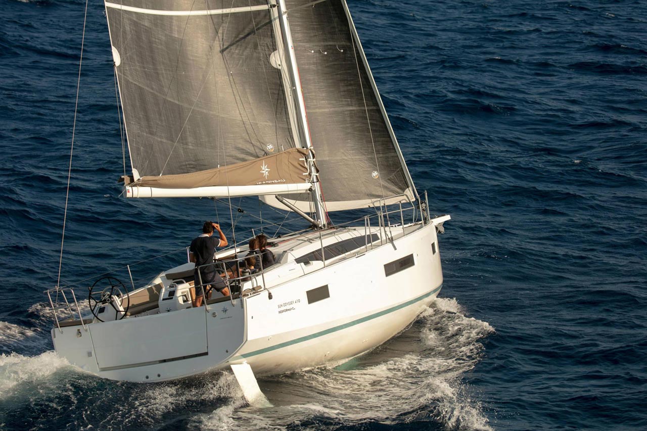 Sun Odyssey 410 - 3 cab. - Yacht Charter Castellammare di Stabia & Boat hire in Italy Campania Bay of Naples Castellammare di Stabia Marina di Stabia 5