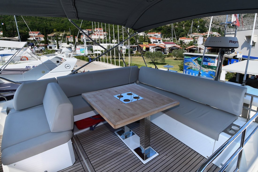 Prestige 590 Flybridge - 3 + 1 cab.	 - Luxury Yacht Charter Croatia & Boat hire in Croatia Dubrovnik-Neretva Dubrovnik Komolac ACI Marina Dubrovnik 4