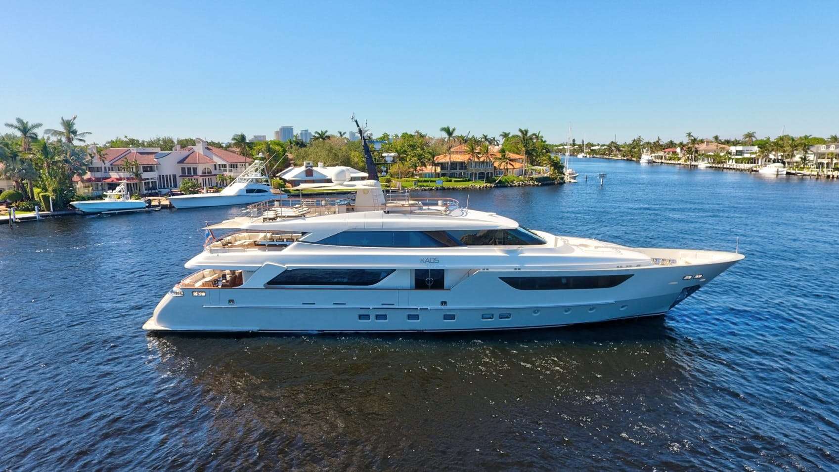 LOVEBUG - Motor Boat Charter USA & Boat hire in Florida & Bahamas 1