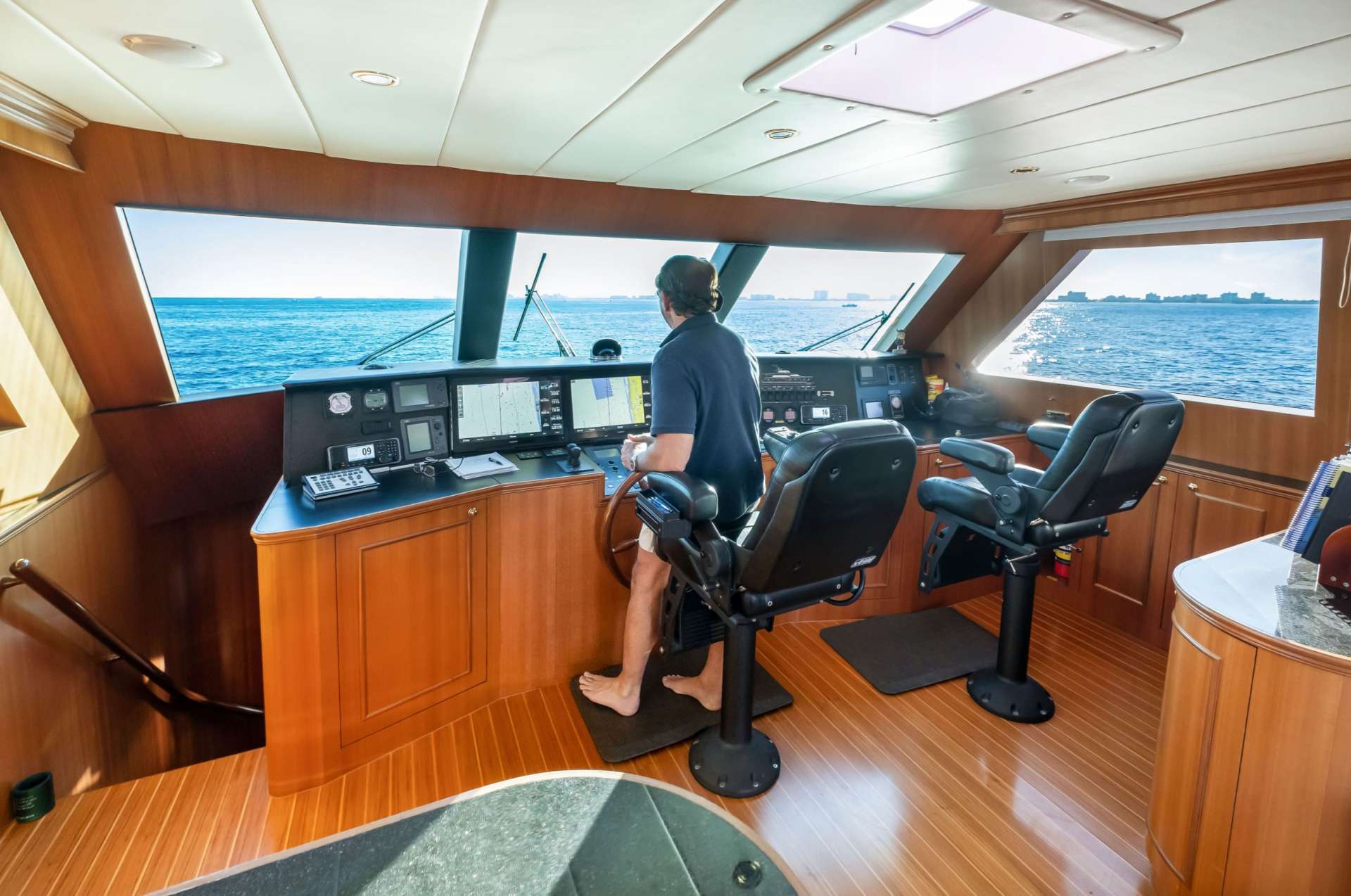 LEXINGTON - Yacht Charter New England & Boat hire in US East Coast & Bahamas 4