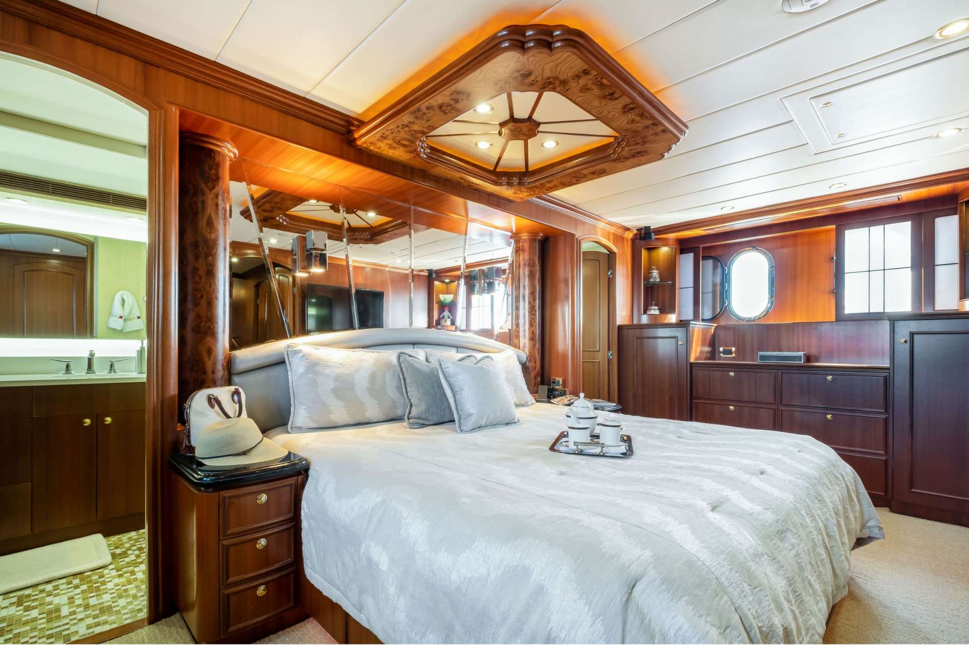 LEXINGTON - Yacht Charter Newport & Boat hire in US East Coast & Bahamas 6
