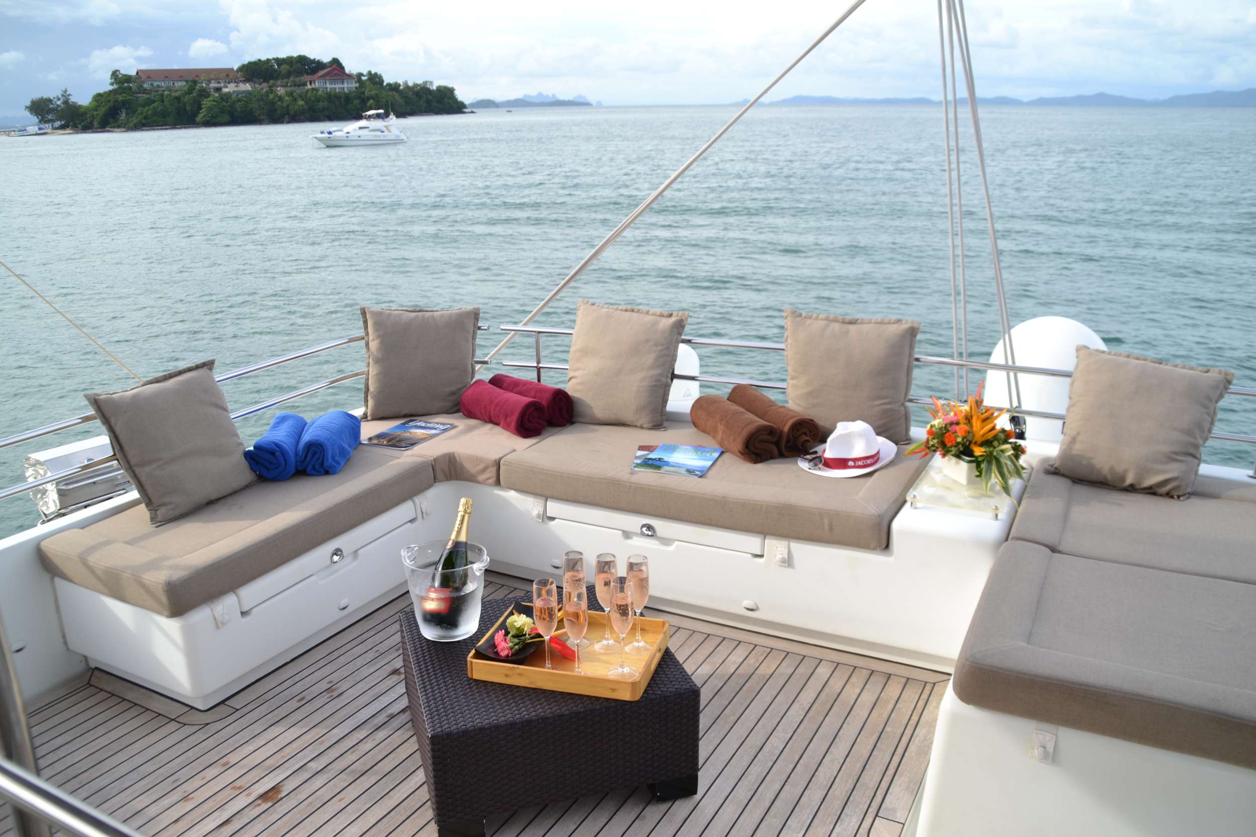 00SEVEN - Yacht Charter Koh Samui & Boat hire in SE Asia 5