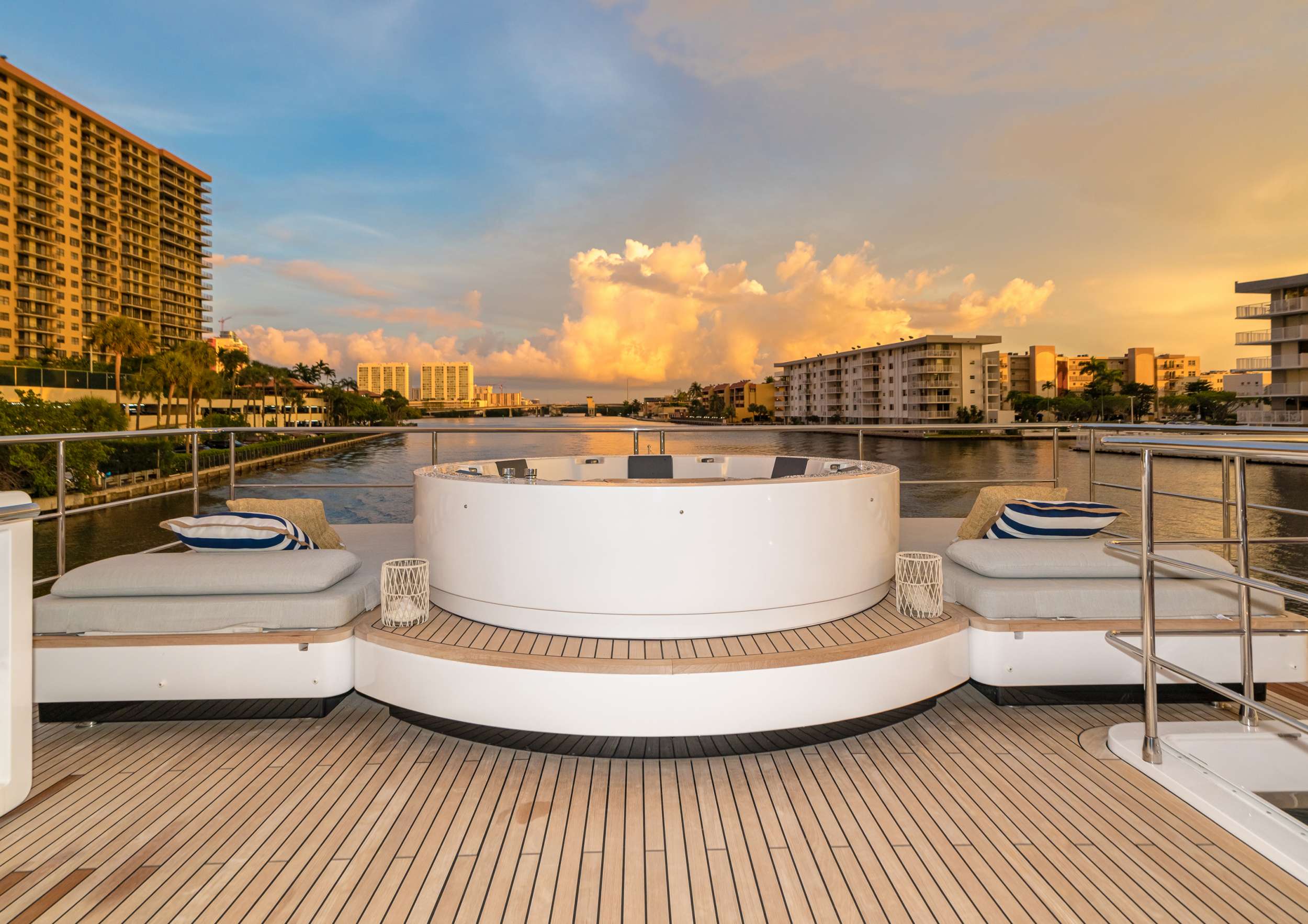 MAJESTIC MOMENTS - Motor Boat Charter USA & Boat hire in Florida & Bahamas 5