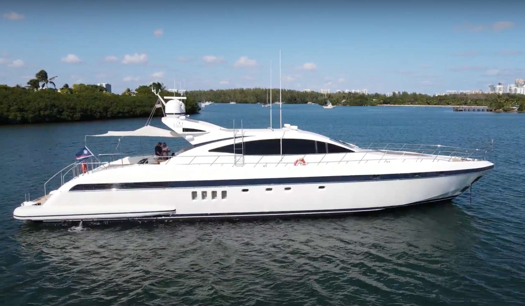 SMILE - Motor Boat Charter USA & Boat hire in Florida & Bahamas 1