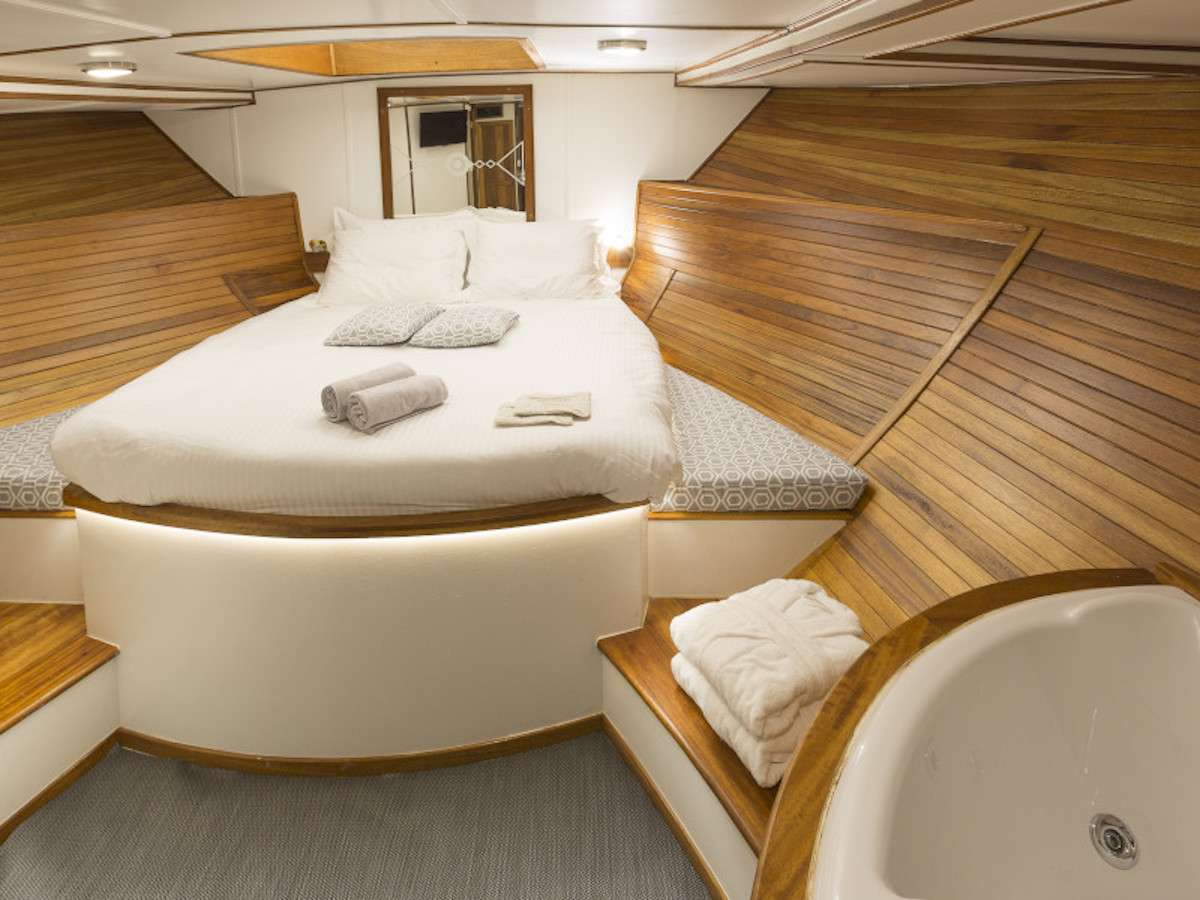 Cosmos - Yacht Charter Porto Koufo & Boat hire in Greece 6