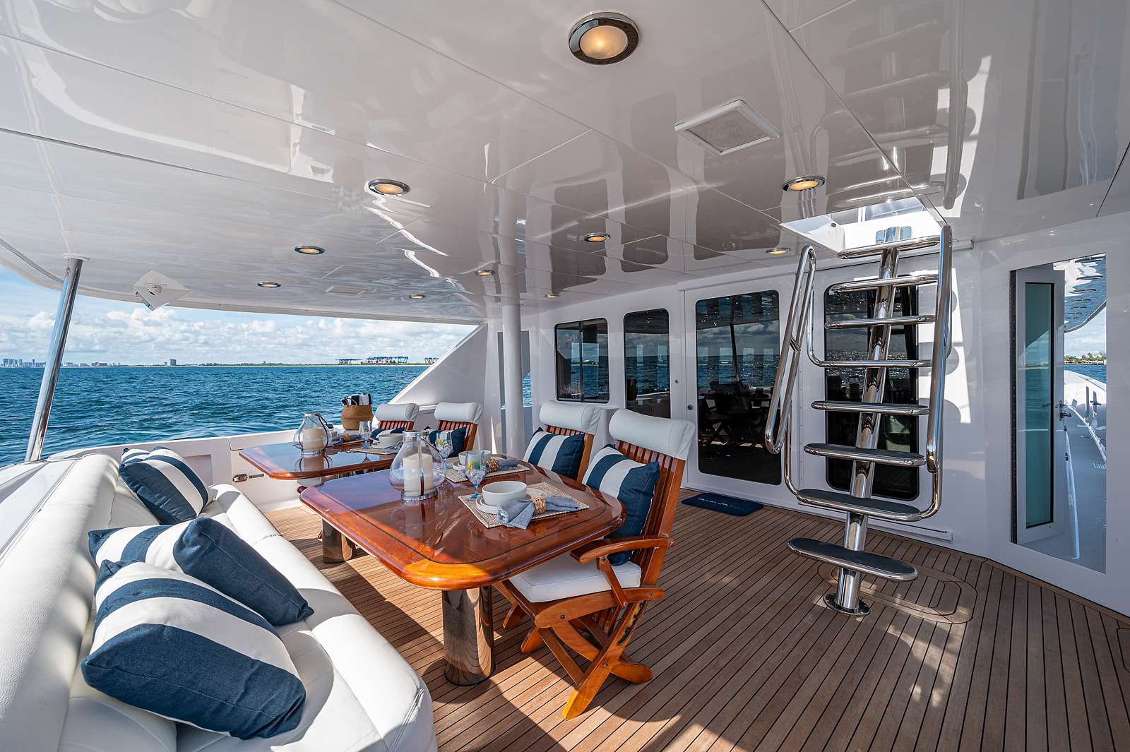 Hattaras 100 - Luxury yacht charter Bahamas & Boat hire in Bahamas New Providence Nassau Palm Cay One Marina 5