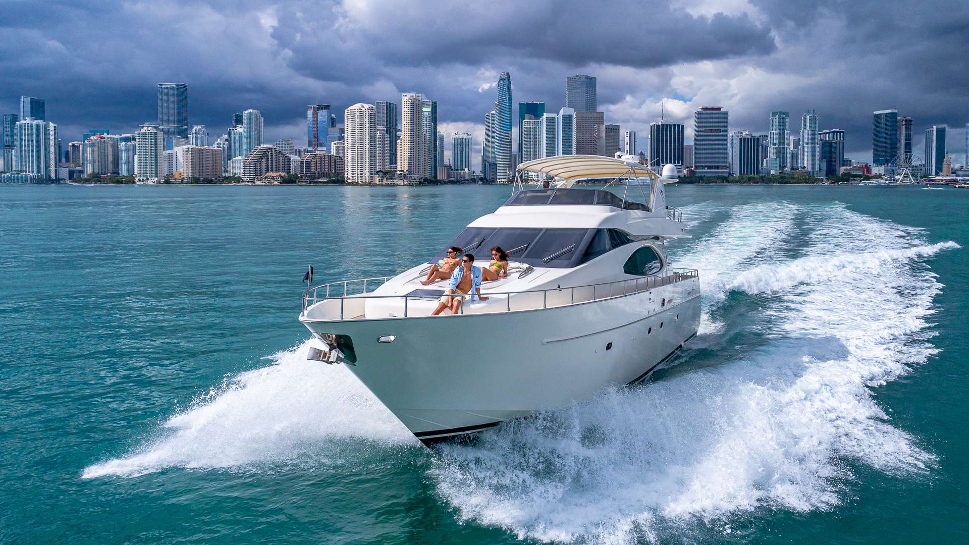 Salt Shaker - Motor Boat Charter USA & Boat hire in Florida & Bahamas 1