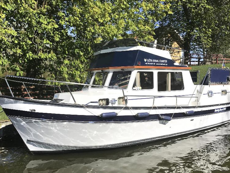Husky Dane - Motor Boat Charter Sweden & Boat hire in Sweden Motala Motala Harbour 2