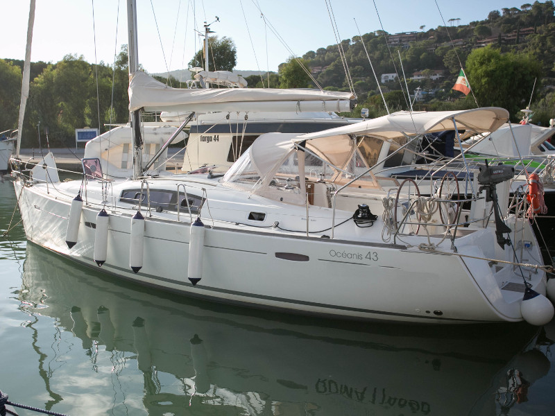 Oceanis 43 - Yacht Charter Piombino & Boat hire in Italy Tuscany Piombino Salivoli 5
