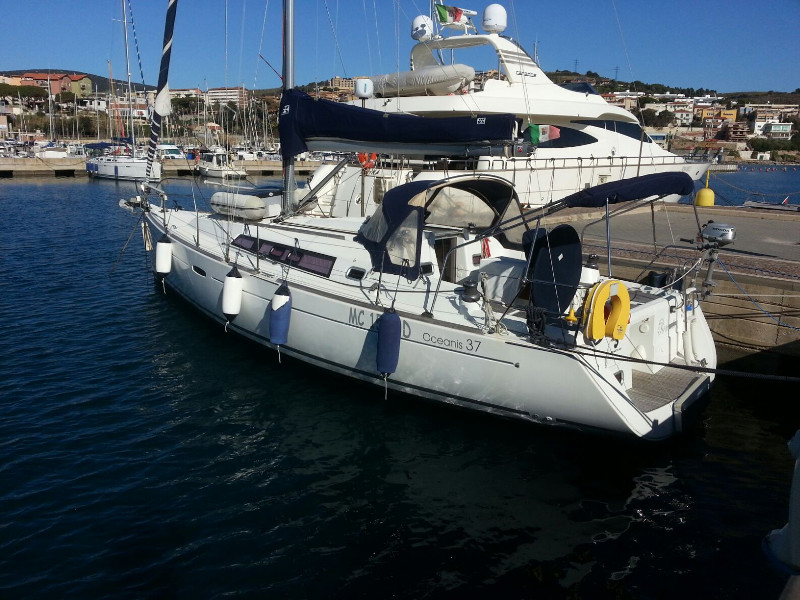 Oceanis 37 - Yacht Charter Tuscany & Boat hire in Italy Tuscany Piombino Salivoli 2